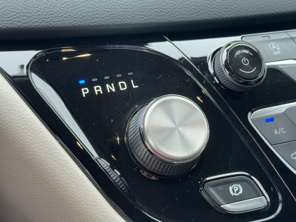 Chrysler Pacifica Vehicle Full-screen Gallery Image 21