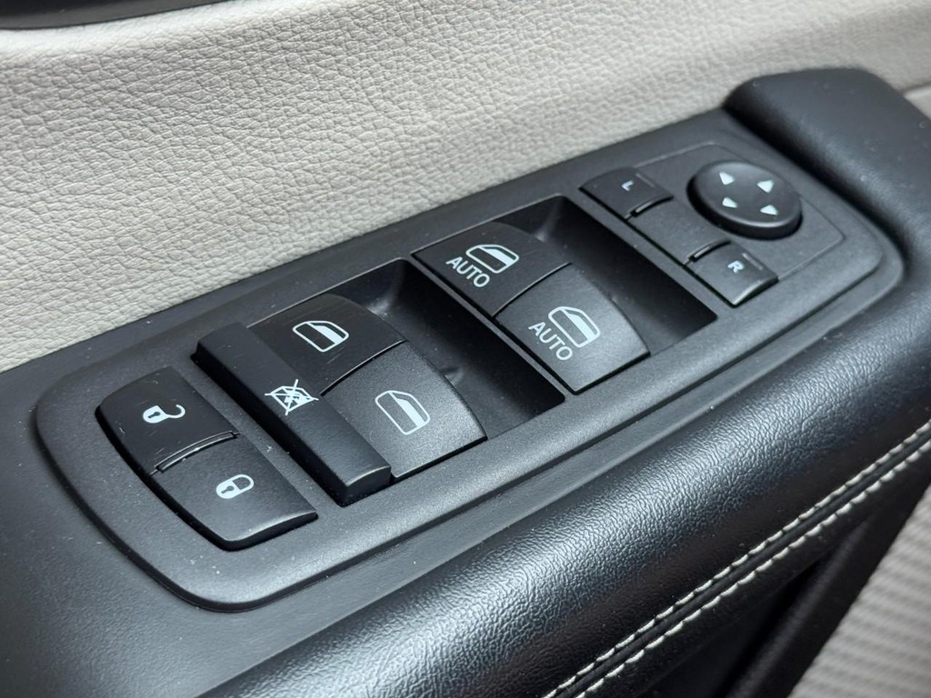 Chrysler Pacifica Vehicle Full-screen Gallery Image 24