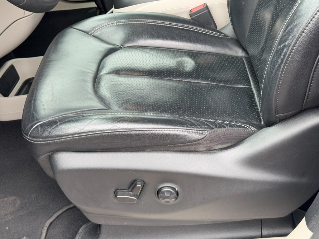 Chrysler Pacifica Vehicle Full-screen Gallery Image 25