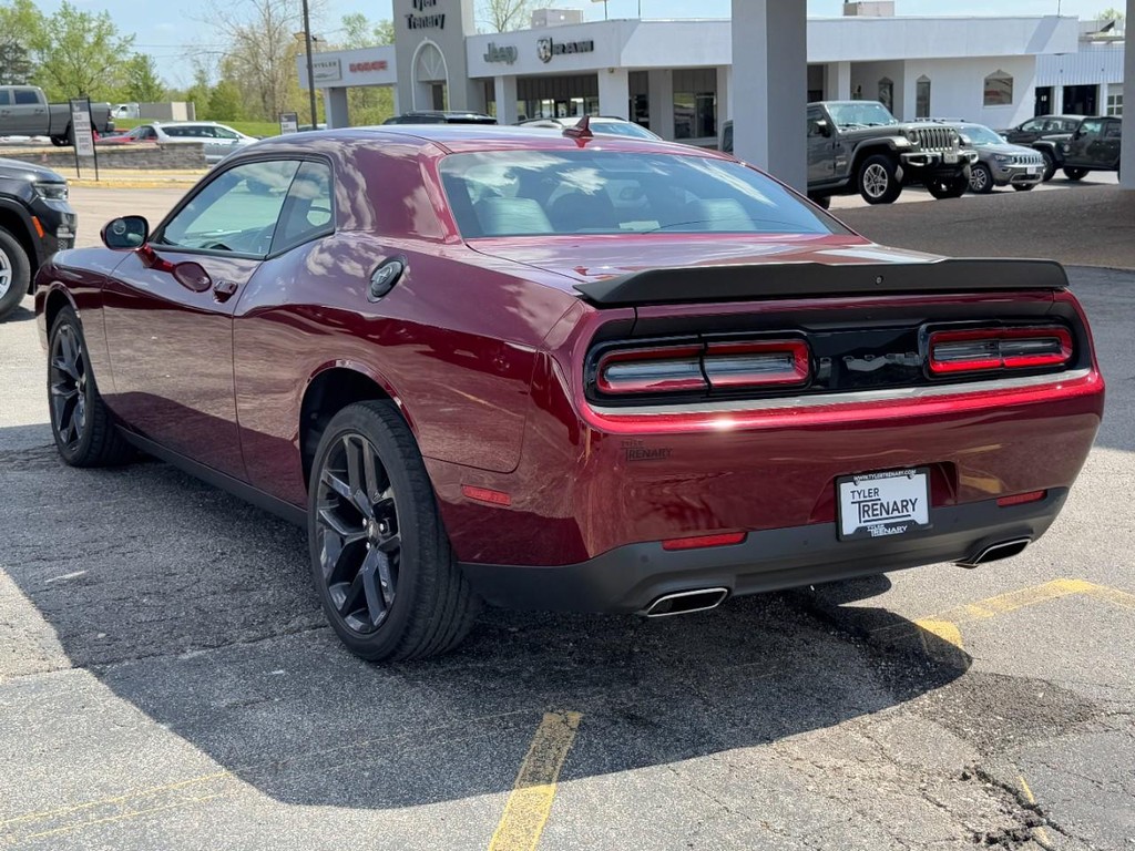 Dodge Challenger Vehicle Full-screen Gallery Image 06