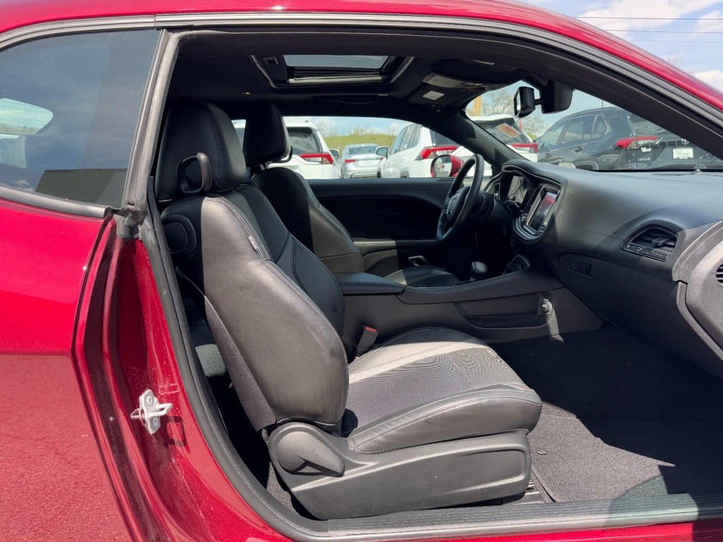 Dodge Challenger Vehicle Full-screen Gallery Image 10