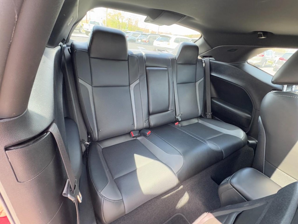 Dodge Challenger Vehicle Full-screen Gallery Image 11