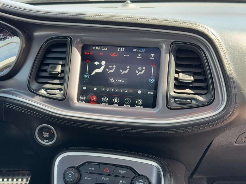 Dodge Challenger Vehicle Full-screen Gallery Image 14