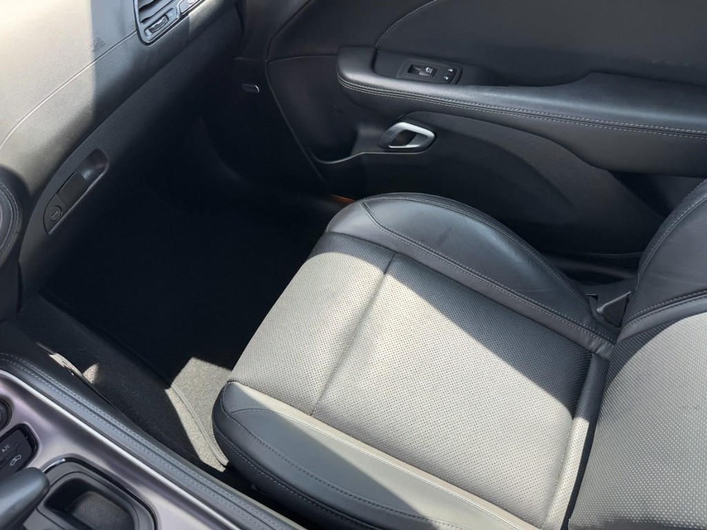 Dodge Challenger Vehicle Full-screen Gallery Image 16