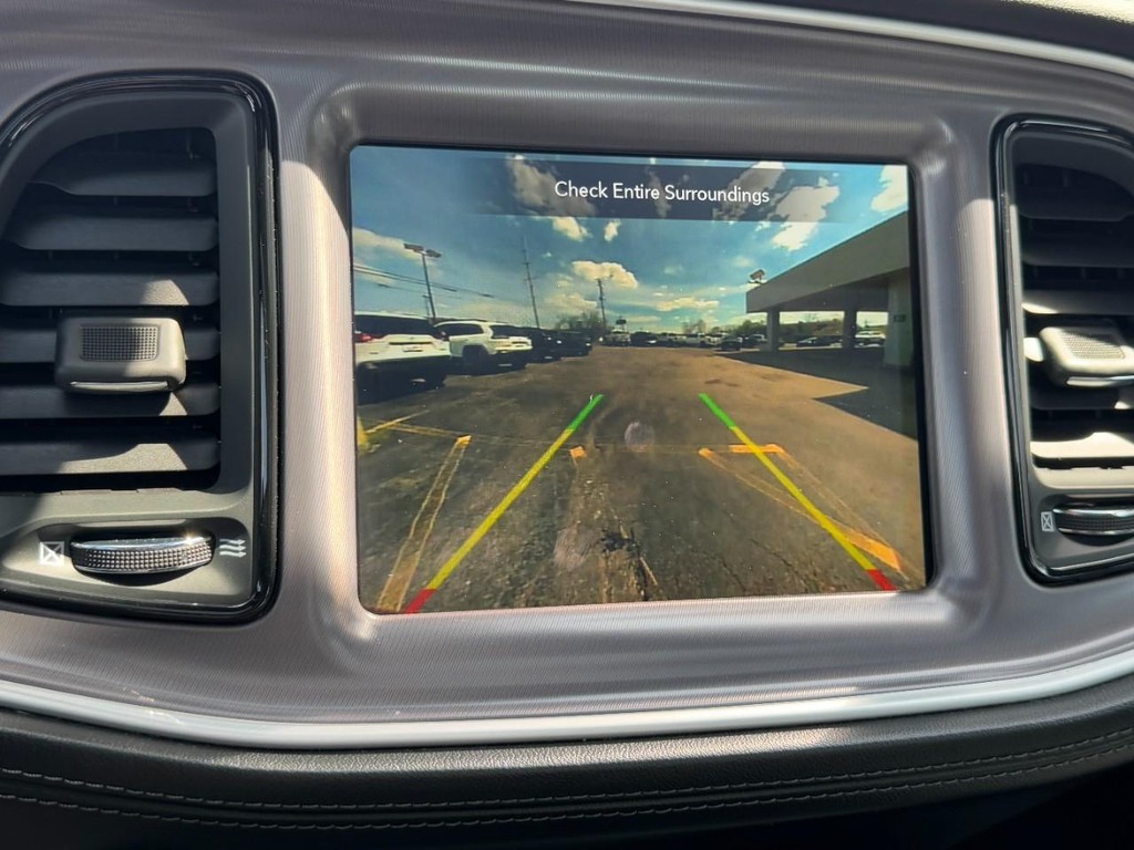 Dodge Challenger Vehicle Full-screen Gallery Image 22