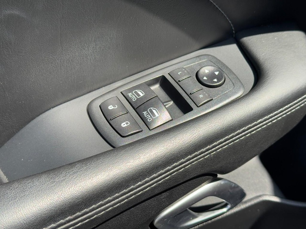 Dodge Challenger Vehicle Full-screen Gallery Image 23