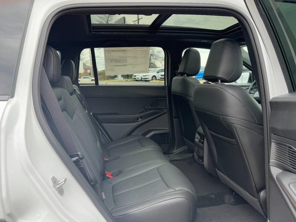 Jeep Cherokee Vehicle Full-screen Gallery Image 06