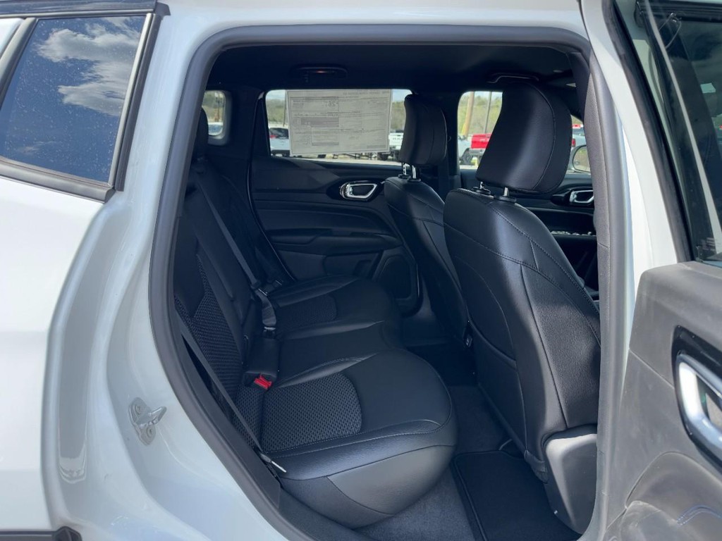 Jeep Compass Vehicle Full-screen Gallery Image 06