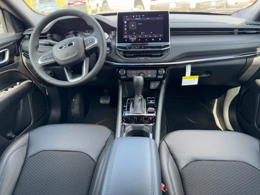 Jeep Compass Vehicle Full-screen Gallery Image 07