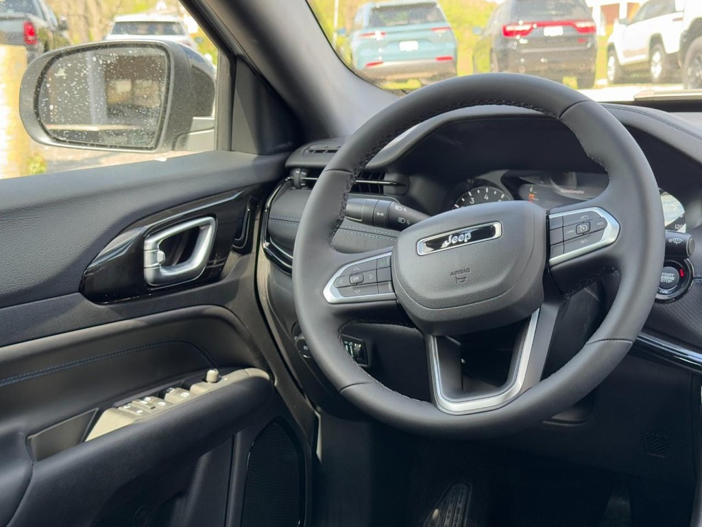 Jeep Compass Vehicle Full-screen Gallery Image 09