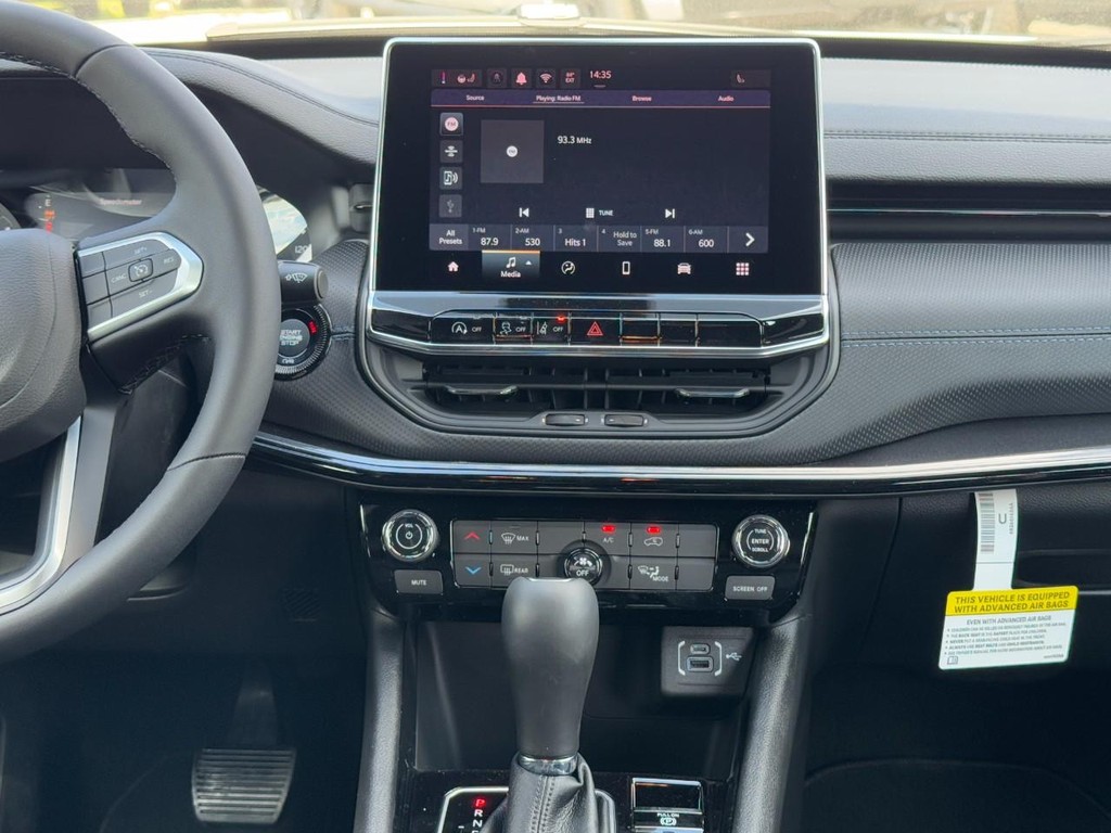 Jeep Compass Vehicle Full-screen Gallery Image 10