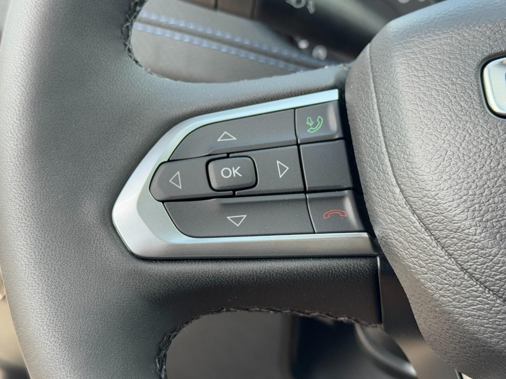 Jeep Compass Vehicle Full-screen Gallery Image 12