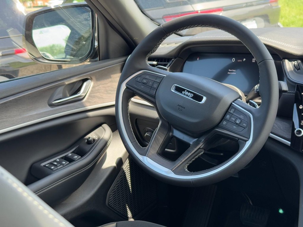 Jeep Grand Cherokee Vehicle Full-screen Gallery Image 09