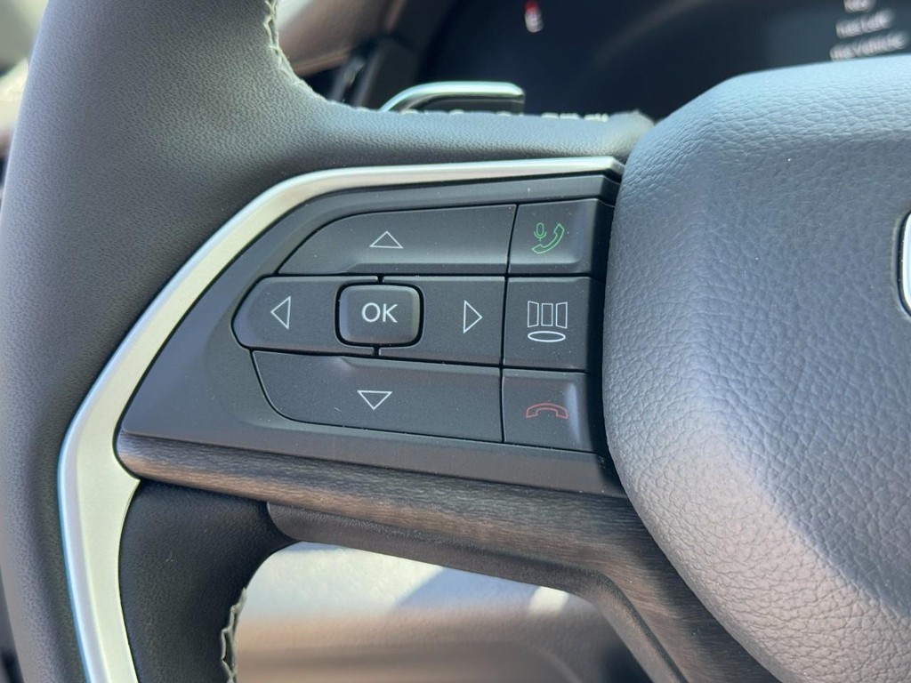Jeep Grand Cherokee Vehicle Full-screen Gallery Image 12