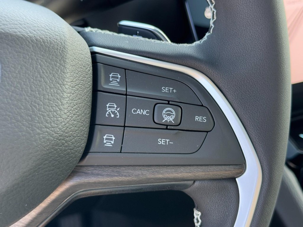 Jeep Grand Cherokee Vehicle Full-screen Gallery Image 13