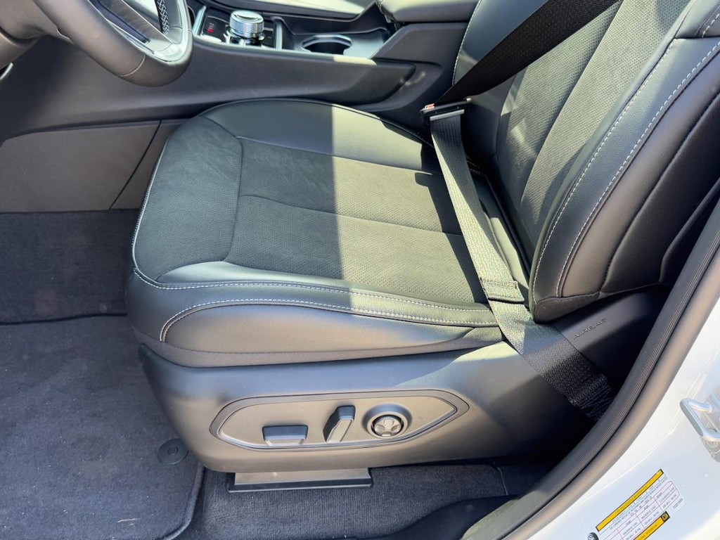Jeep Grand Cherokee Vehicle Full-screen Gallery Image 17