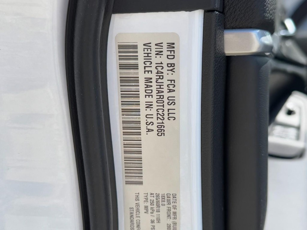 Jeep Grand Cherokee Vehicle Full-screen Gallery Image 18