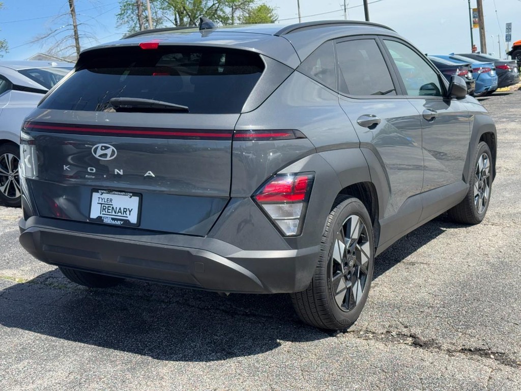 Hyundai Kona Vehicle Full-screen Gallery Image 04