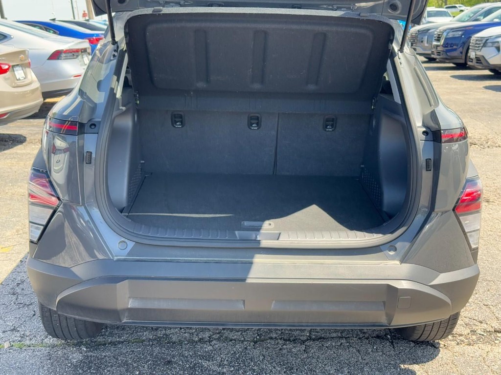 Hyundai Kona Vehicle Full-screen Gallery Image 06