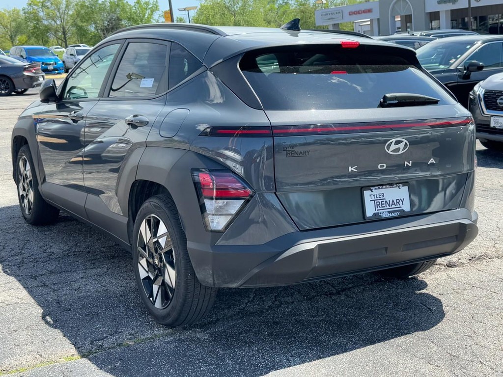 Hyundai Kona Vehicle Full-screen Gallery Image 07