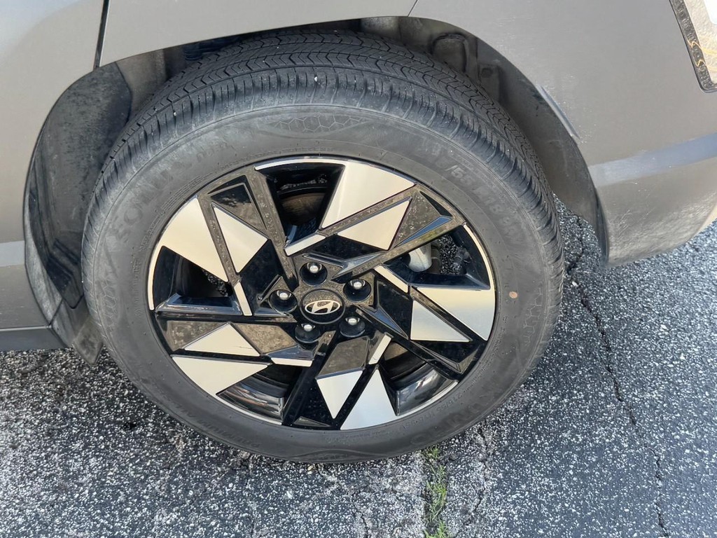 Hyundai Kona Vehicle Full-screen Gallery Image 09