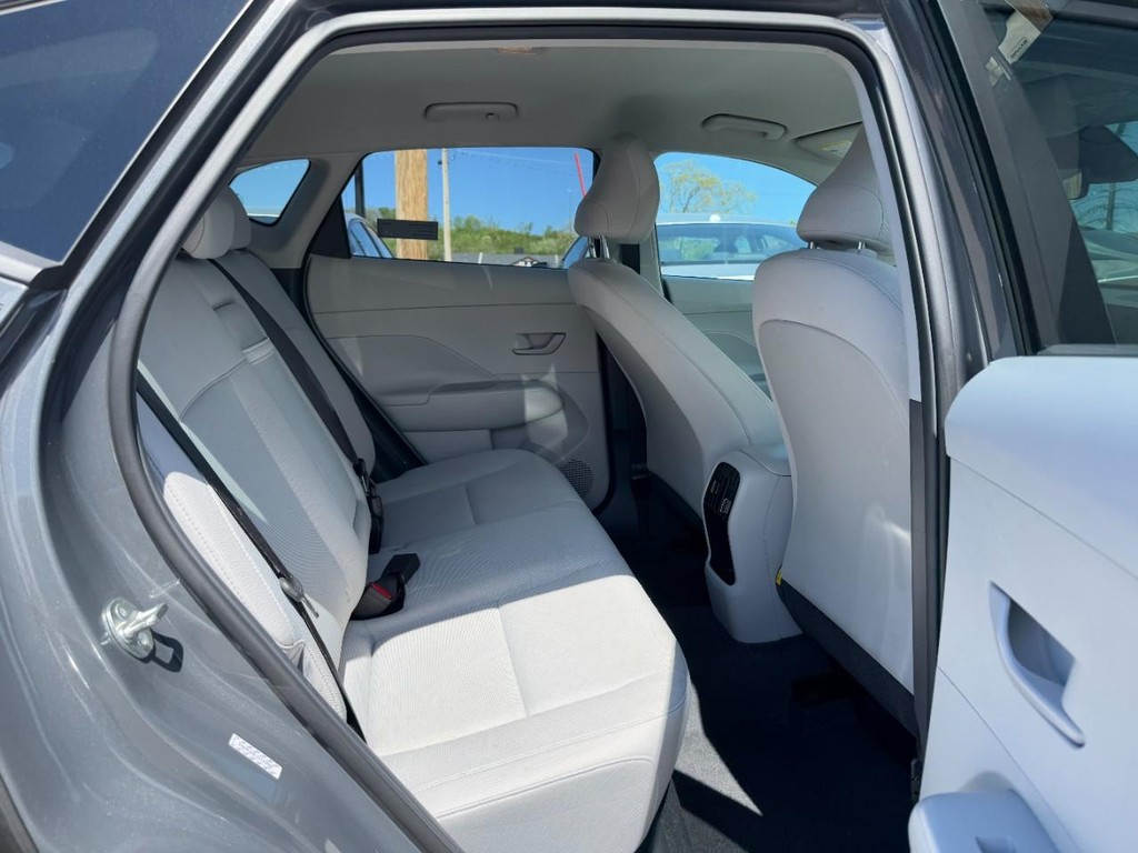 Hyundai Kona Vehicle Full-screen Gallery Image 12
