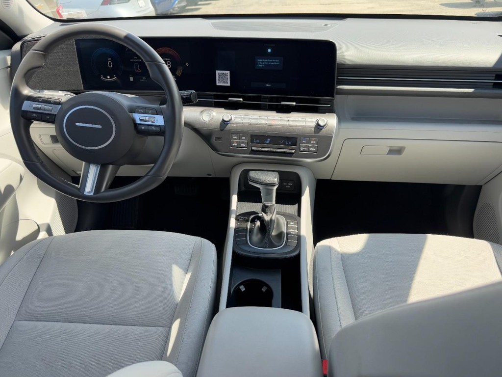 Hyundai Kona Vehicle Full-screen Gallery Image 13