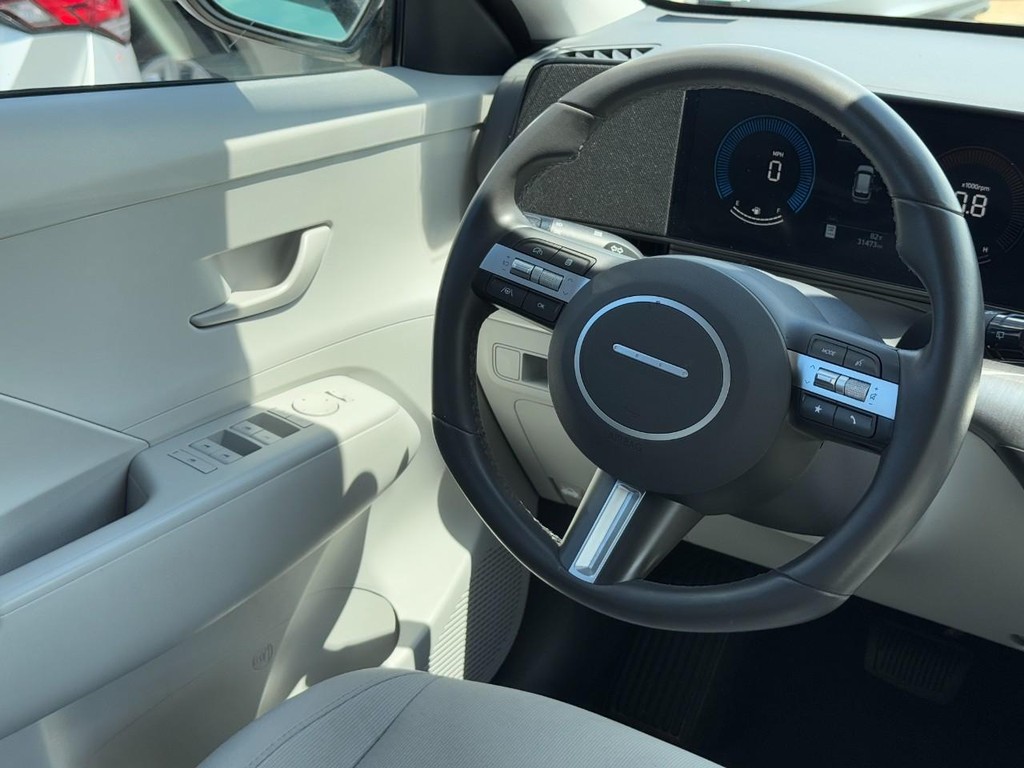 Hyundai Kona Vehicle Full-screen Gallery Image 14