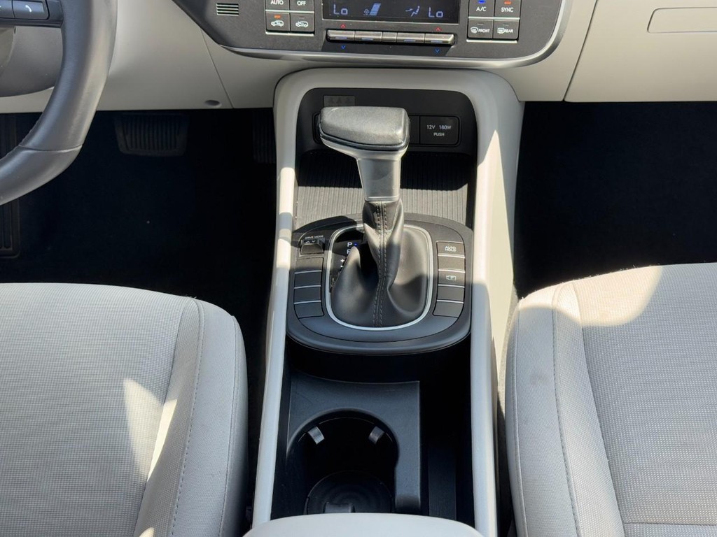 Hyundai Kona Vehicle Full-screen Gallery Image 16
