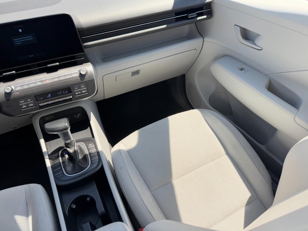 Hyundai Kona Vehicle Full-screen Gallery Image 17