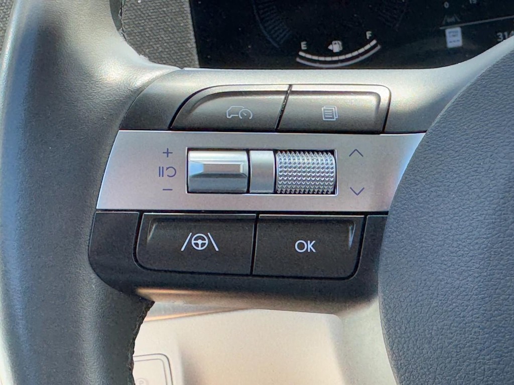 Hyundai Kona Vehicle Full-screen Gallery Image 18