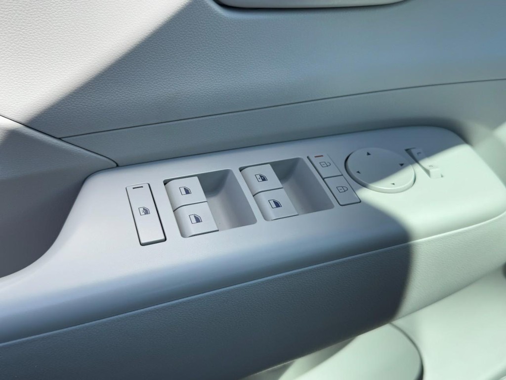 Hyundai Kona Vehicle Full-screen Gallery Image 23