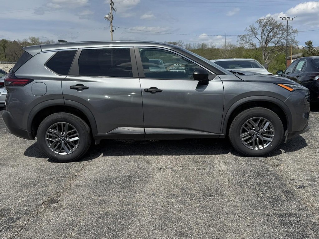 Nissan Rogue Vehicle Full-screen Gallery Image 02