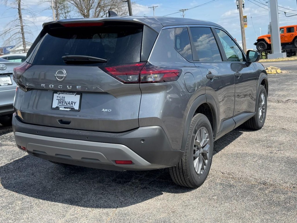 Nissan Rogue Vehicle Full-screen Gallery Image 04