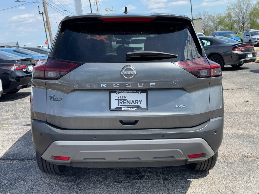 Nissan Rogue Vehicle Full-screen Gallery Image 05