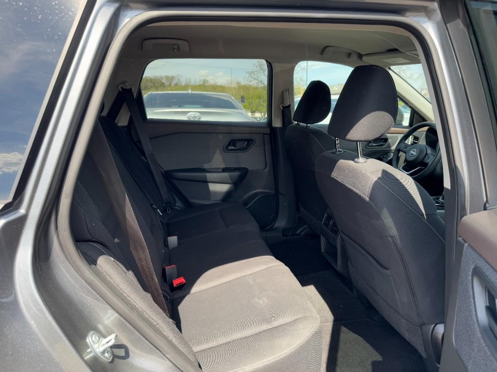 Nissan Rogue Vehicle Full-screen Gallery Image 12