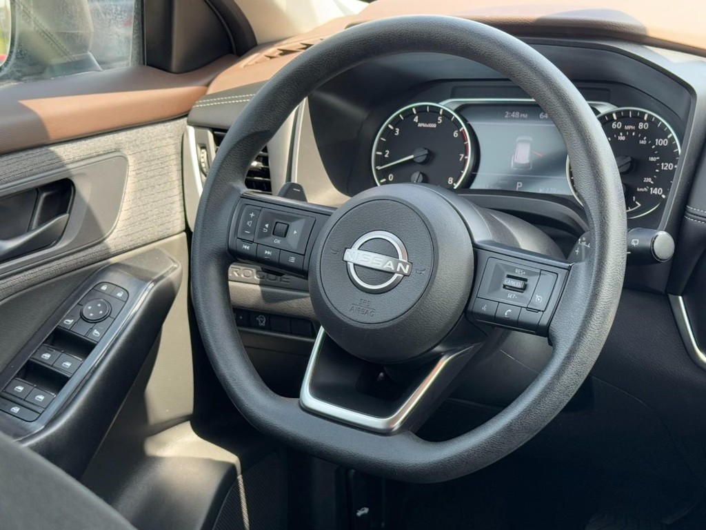 Nissan Rogue Vehicle Full-screen Gallery Image 14