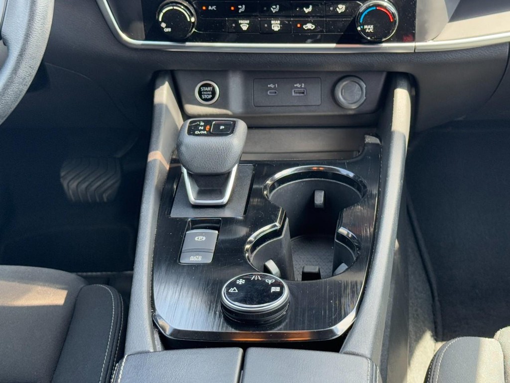 Nissan Rogue Vehicle Full-screen Gallery Image 16