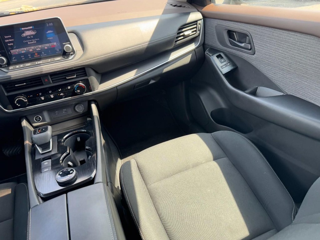 Nissan Rogue Vehicle Full-screen Gallery Image 17