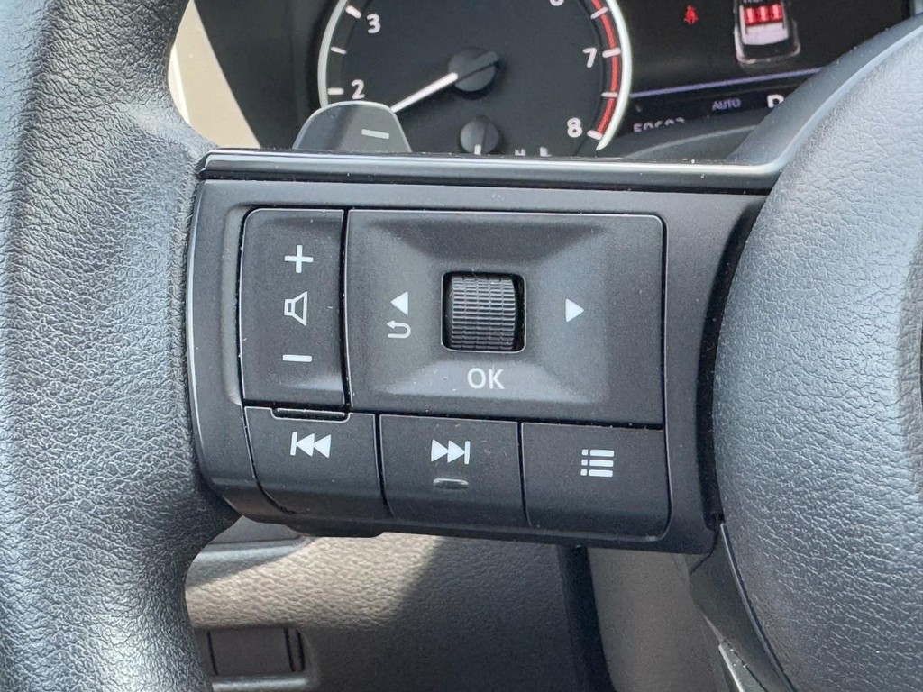 Nissan Rogue Vehicle Full-screen Gallery Image 18