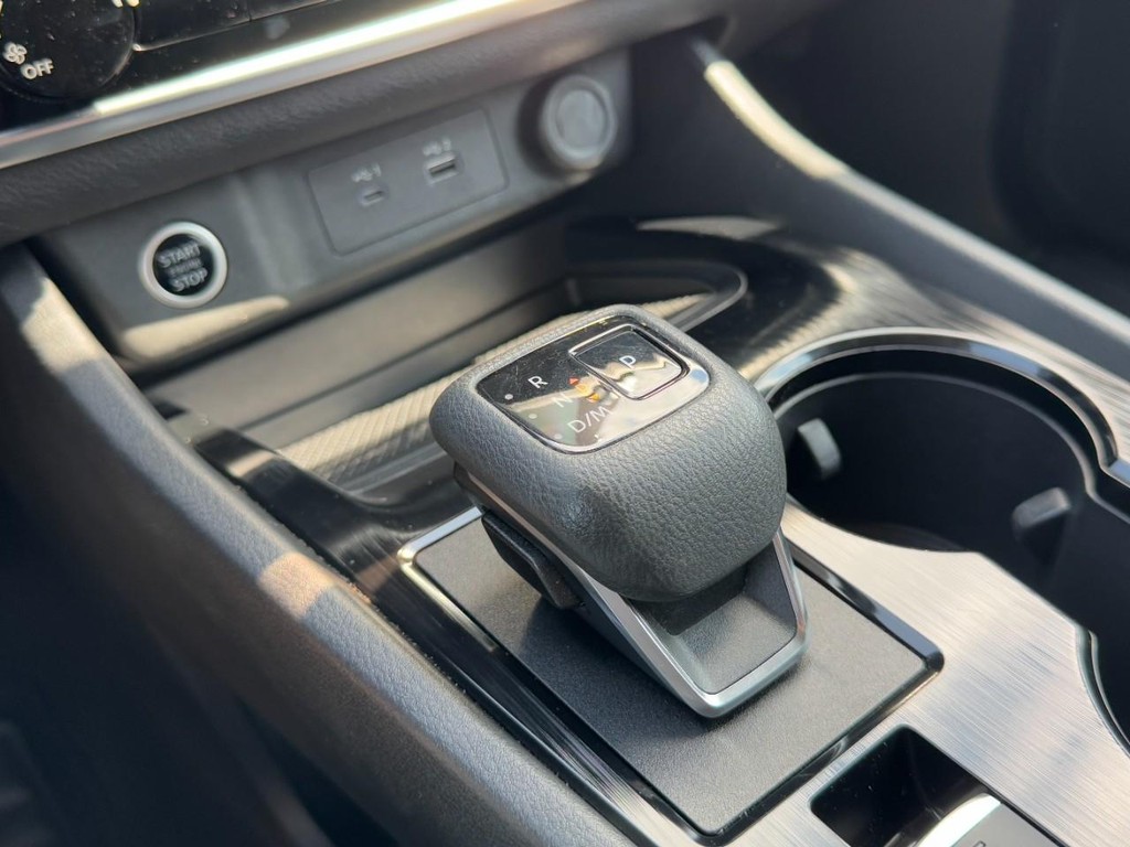 Nissan Rogue Vehicle Full-screen Gallery Image 21