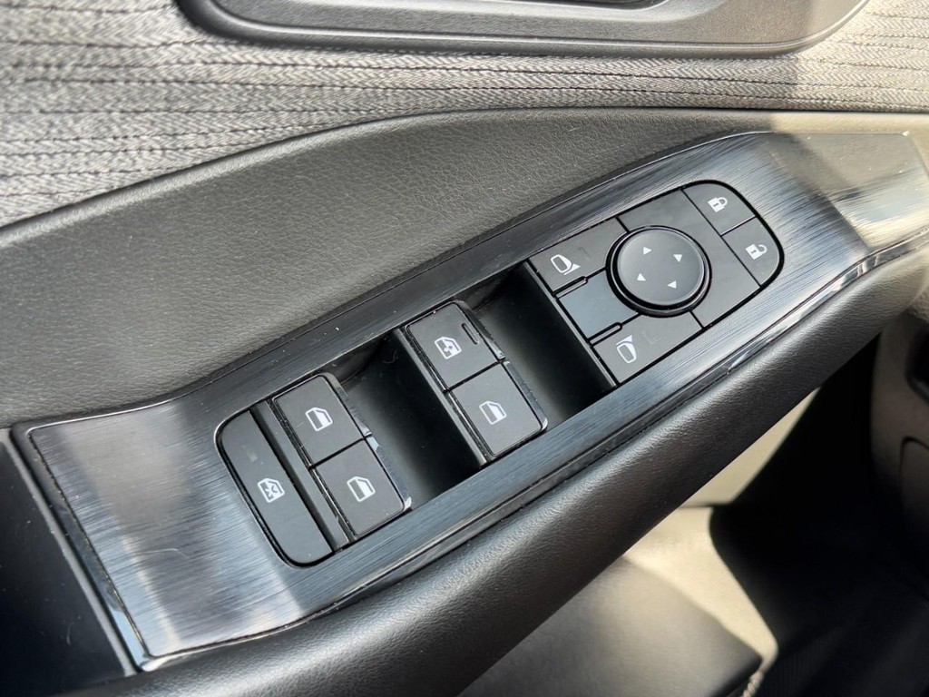 Nissan Rogue Vehicle Full-screen Gallery Image 23