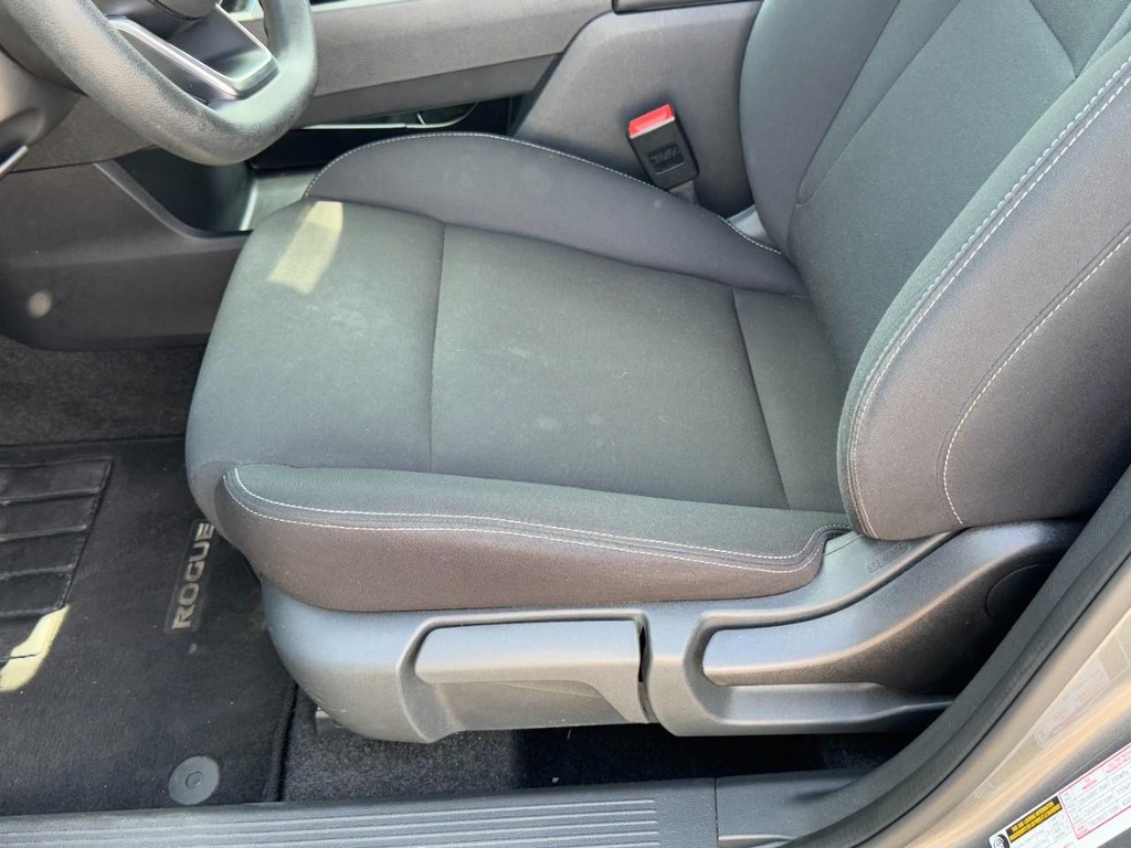 Nissan Rogue Vehicle Full-screen Gallery Image 24