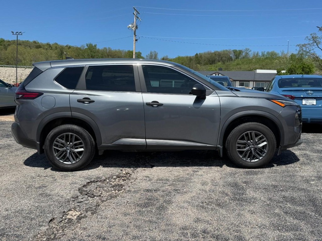 Nissan Rogue Vehicle Full-screen Gallery Image 02