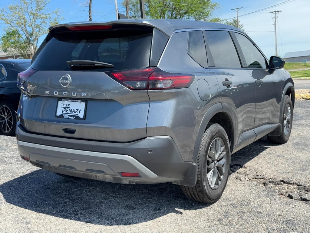 Nissan Rogue Vehicle Full-screen Gallery Image 04