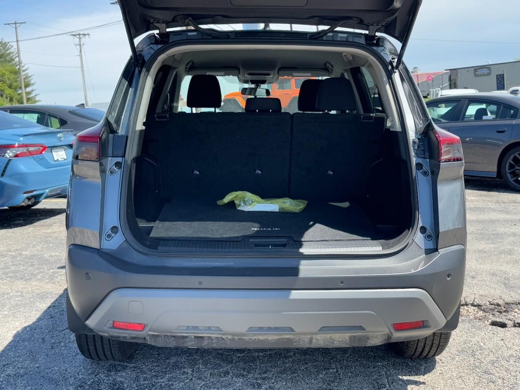 Nissan Rogue Vehicle Full-screen Gallery Image 06
