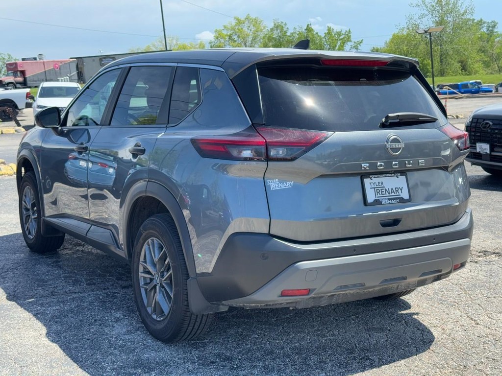 Nissan Rogue Vehicle Full-screen Gallery Image 07
