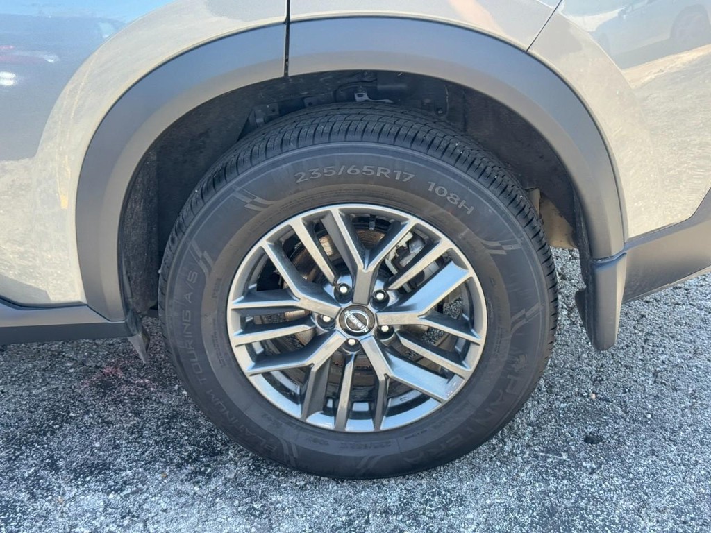 Nissan Rogue Vehicle Full-screen Gallery Image 09