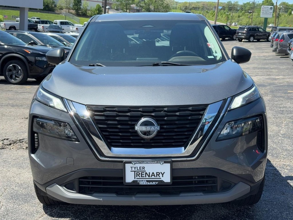 Nissan Rogue Vehicle Full-screen Gallery Image 11