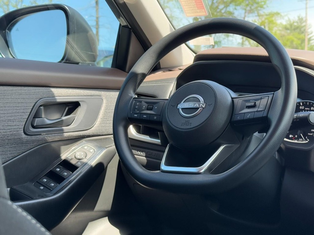 Nissan Rogue Vehicle Full-screen Gallery Image 14